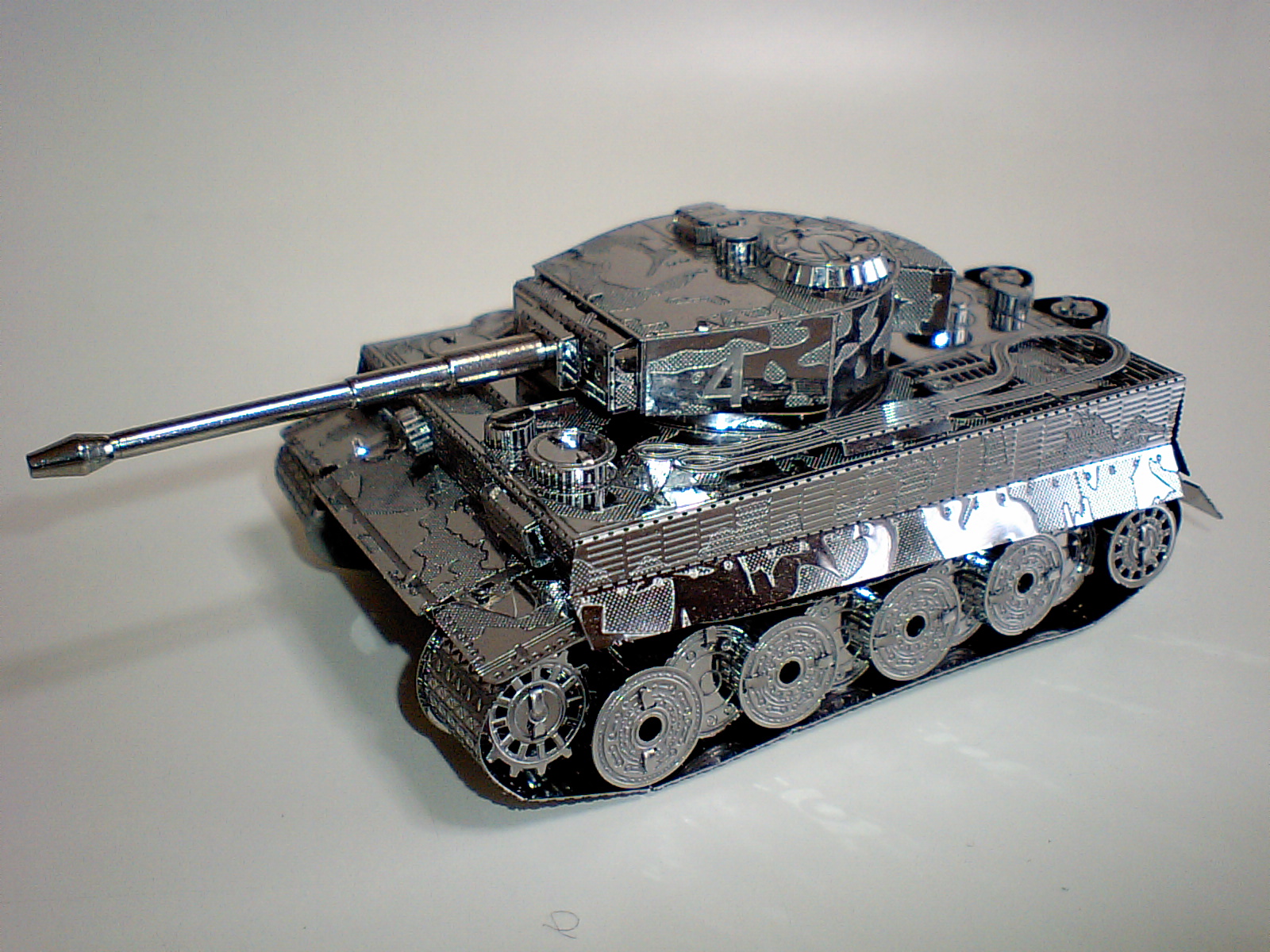 半額満載！スーパーSALE グランドセール！ テンヨー 電脳ガレージ タイガーI型戦車: メタリックナノパズル 装甲戦闘車両
